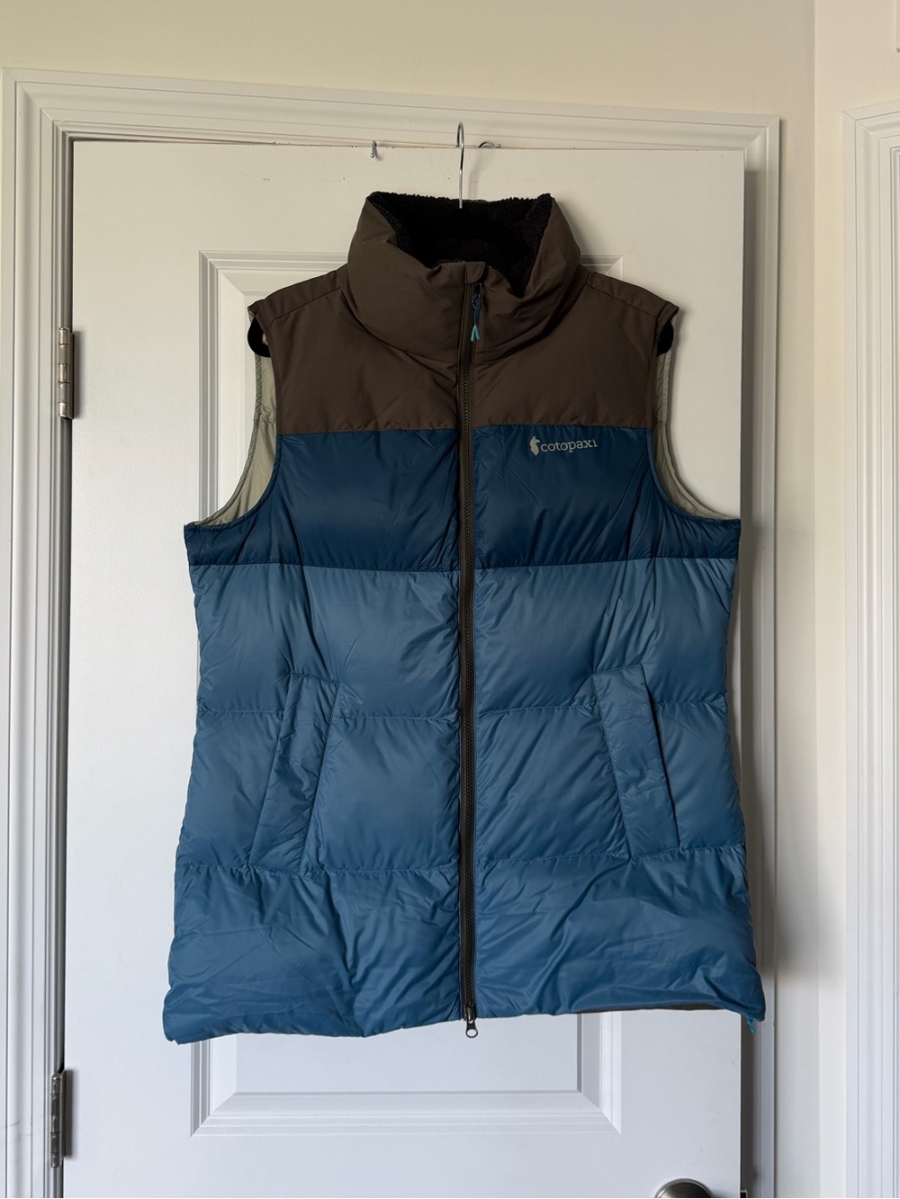 Cotopaxi Solazo Down Puffer
Vest Womens L Blue
Colorblock